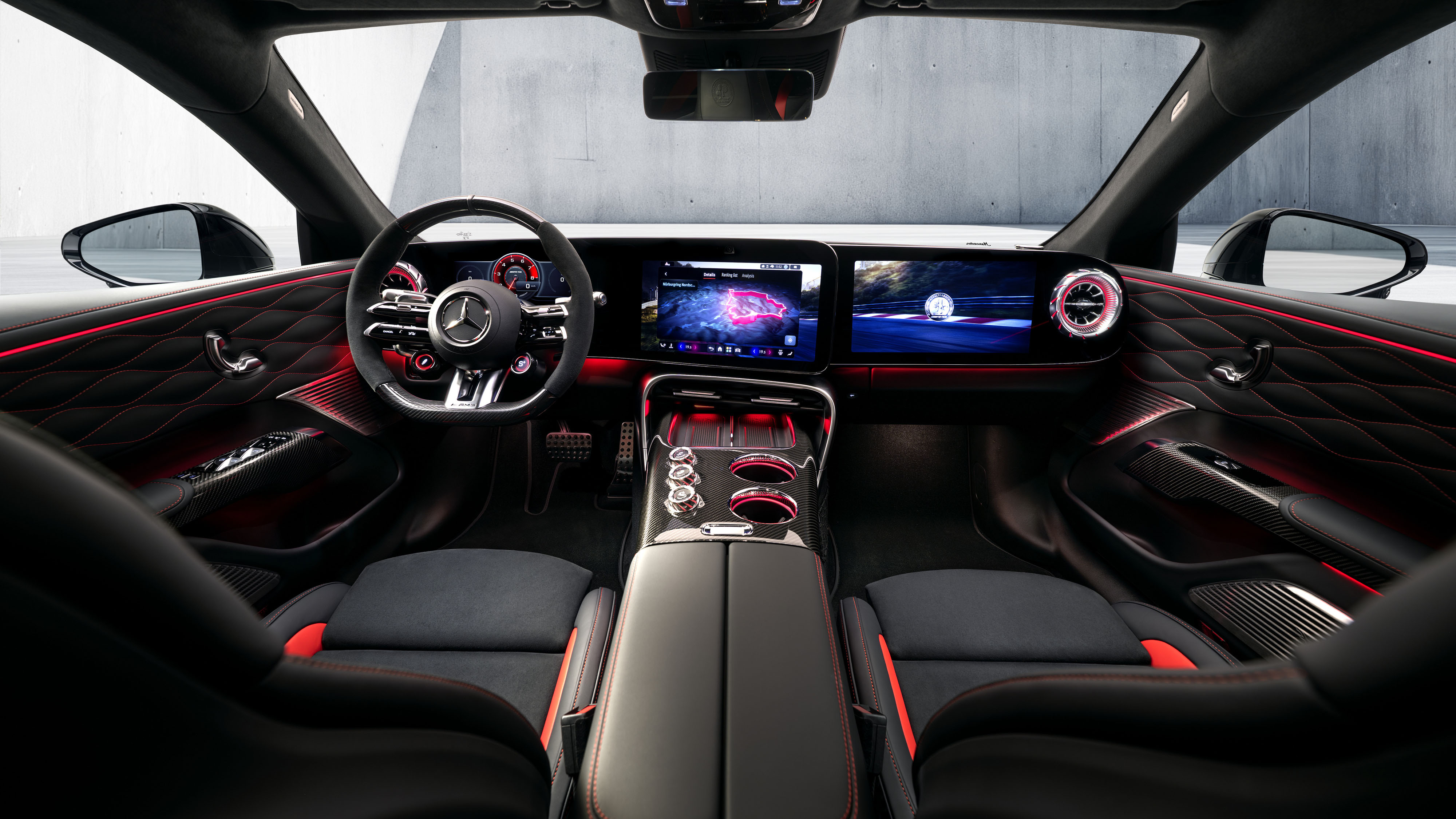 Intérieur de l'AMG GT 2026, mettant en avant les écrans numériques et le système d'infodivertissement.
