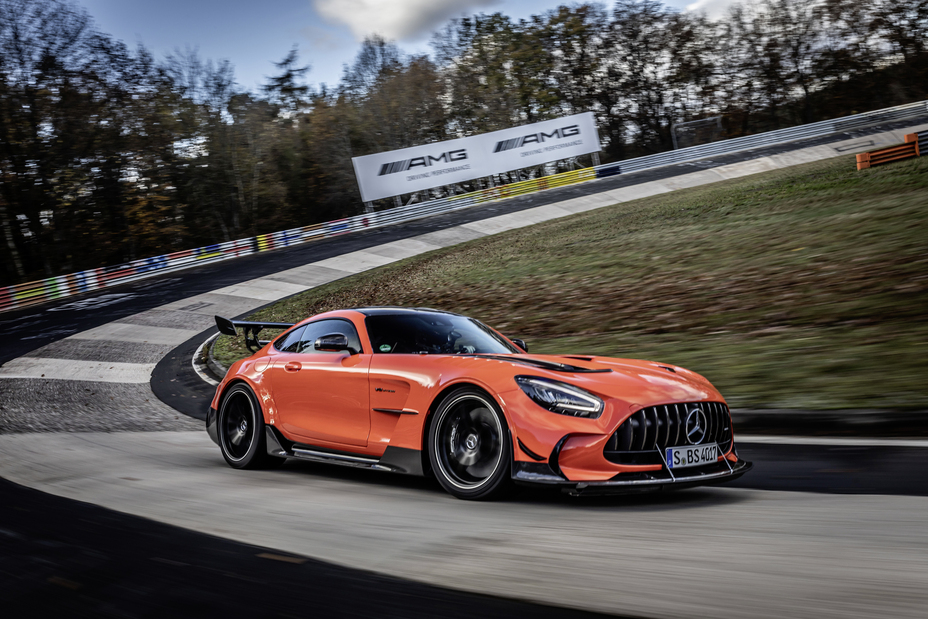 L'AMG GT électrique en train de rouler à grande vitesse sur le circuit du Nürburgring.