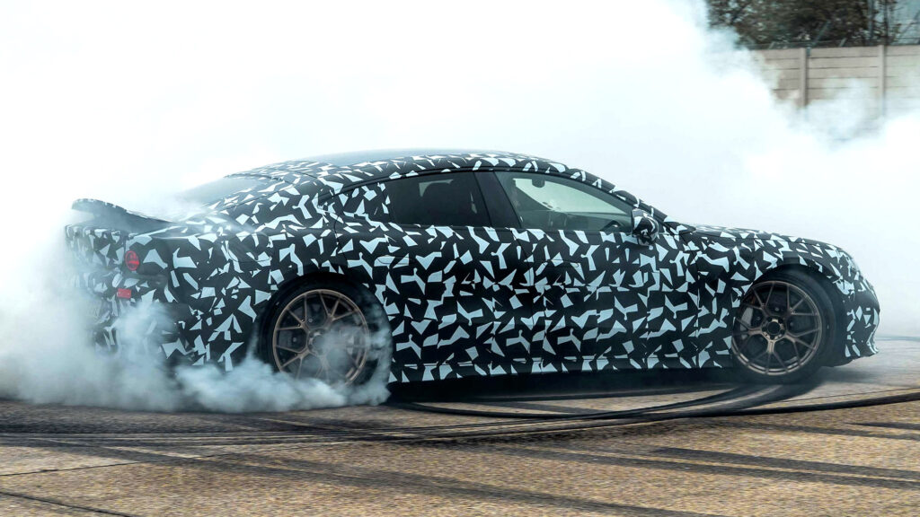 Vue rapprochée de l'intérieur de l'AMG GT électrique, mettant en évidence les composants du système audio qui simulent le son du moteur V8.