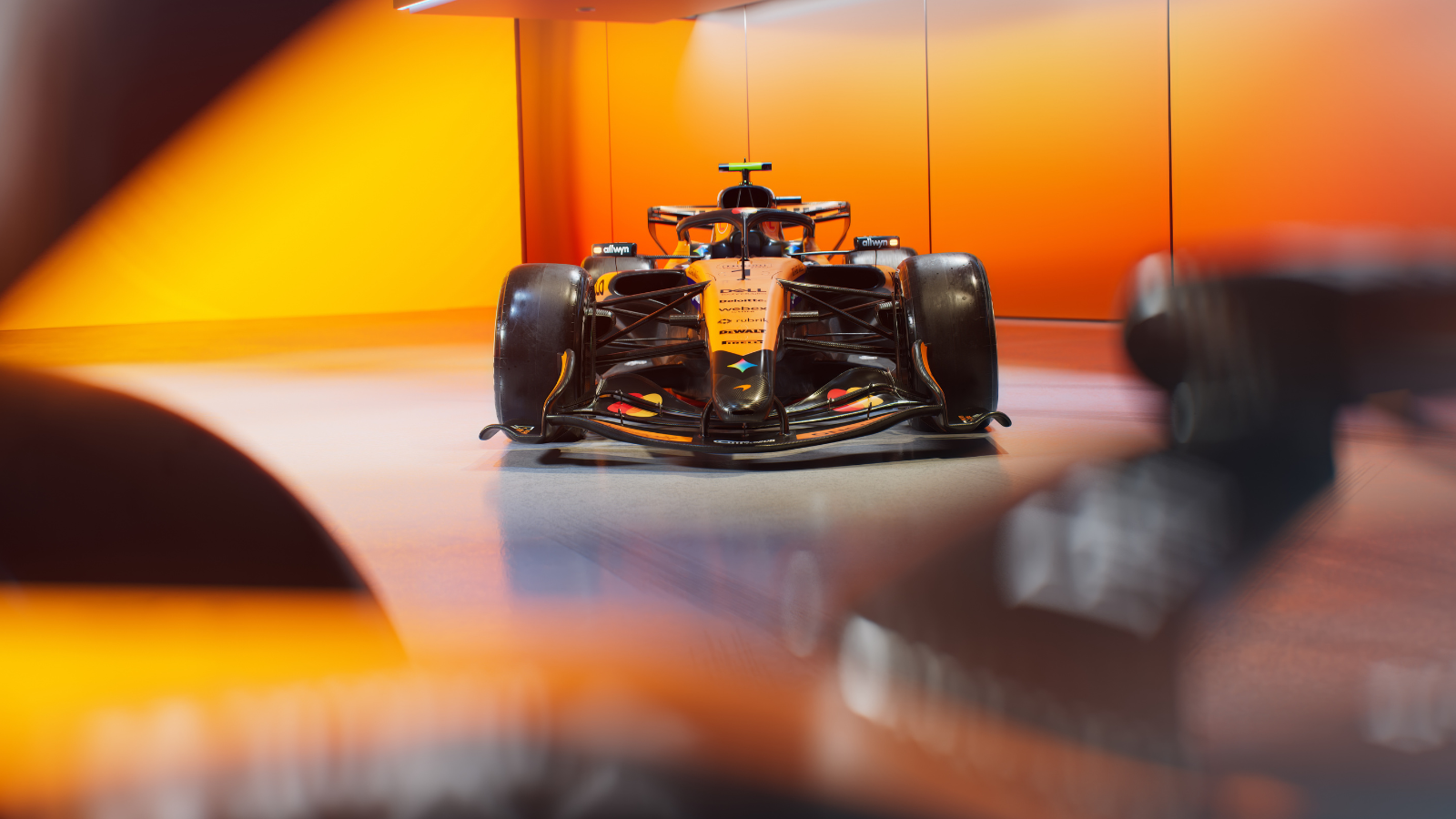 Gros plan sur l'aileron avant de la monoplace McLaren MCL40, montrant les détails de sa conception.
