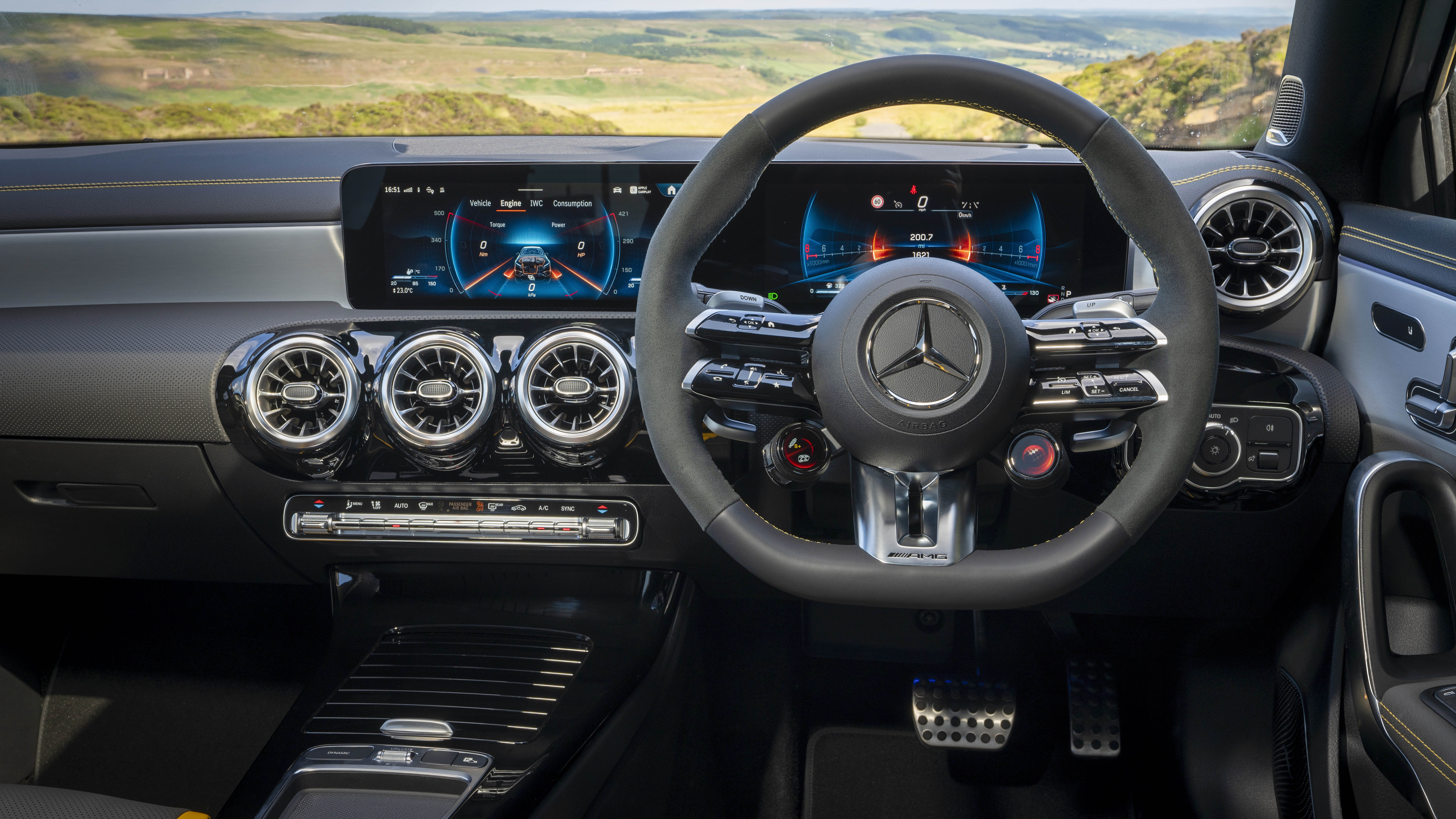 Tableau de bord d'une Mercedes-AMG A45, le compteur de vitesse affichant une vitesse élevée.