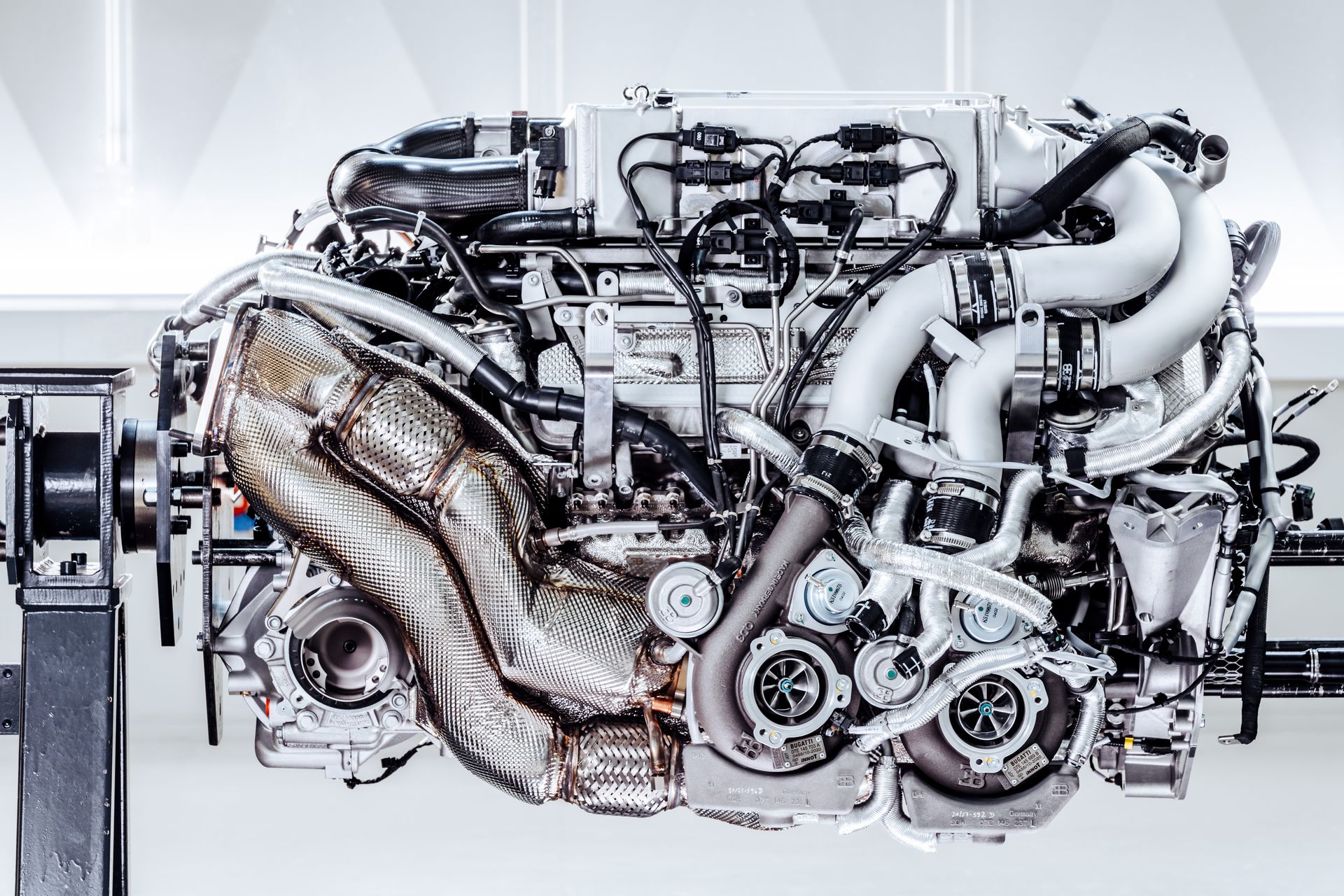 Gros plan détaillé du moteur W16 de la Bugatti Mistral, soulignant sa complexité mécanique.