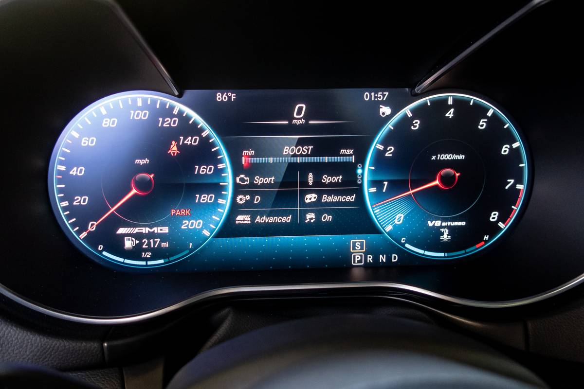 Tableau de bord numérique de la Mercedes-AMG GT affichant des informations de performance.