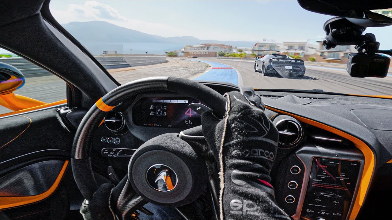 Une McLaren 750S rouge vif en train de rouler à grande vitesse sur une piste de course, avec un arrière-plan flou pour accentuer la sensation de mouvement.