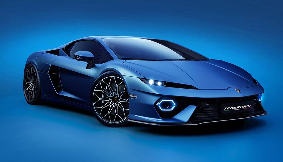 Une Lamborghini Temerario de couleur vive, garée dans un environnement épuré, mettant en valeur ses courbes aérodynamiques et ses phares LED.
