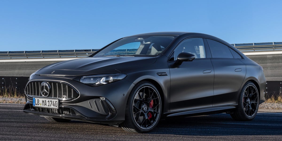 Une Mercedes-AMG CLA 45 4MATIC+ de couleur foncée en mouvement sur une route sinueuse.