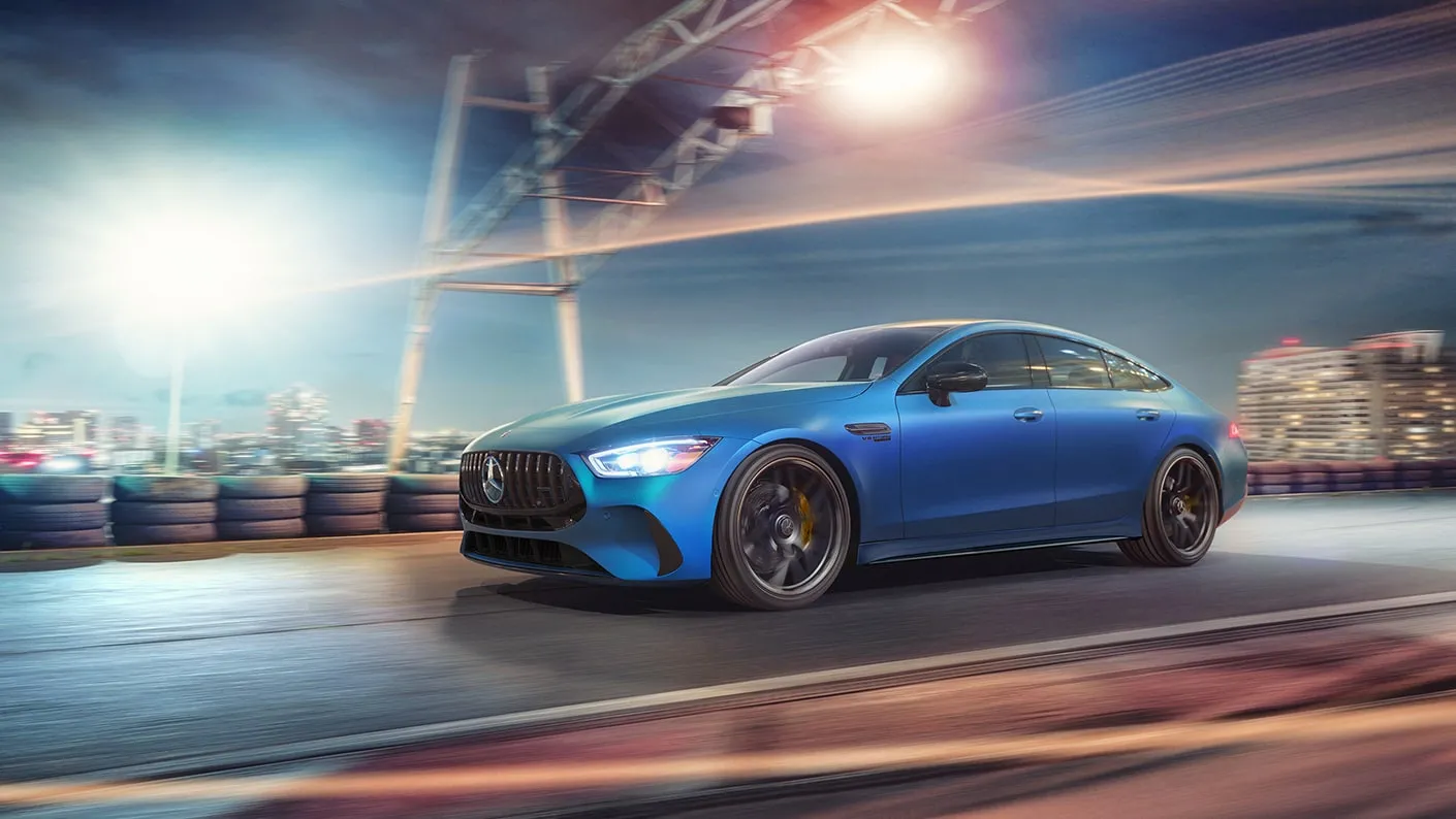 Vue extérieure de la Mercedes-AMG GT Coupé 4 portes, mettant en avant sa calandre distinctive, ses phares affinés et ses flancs sculptés.