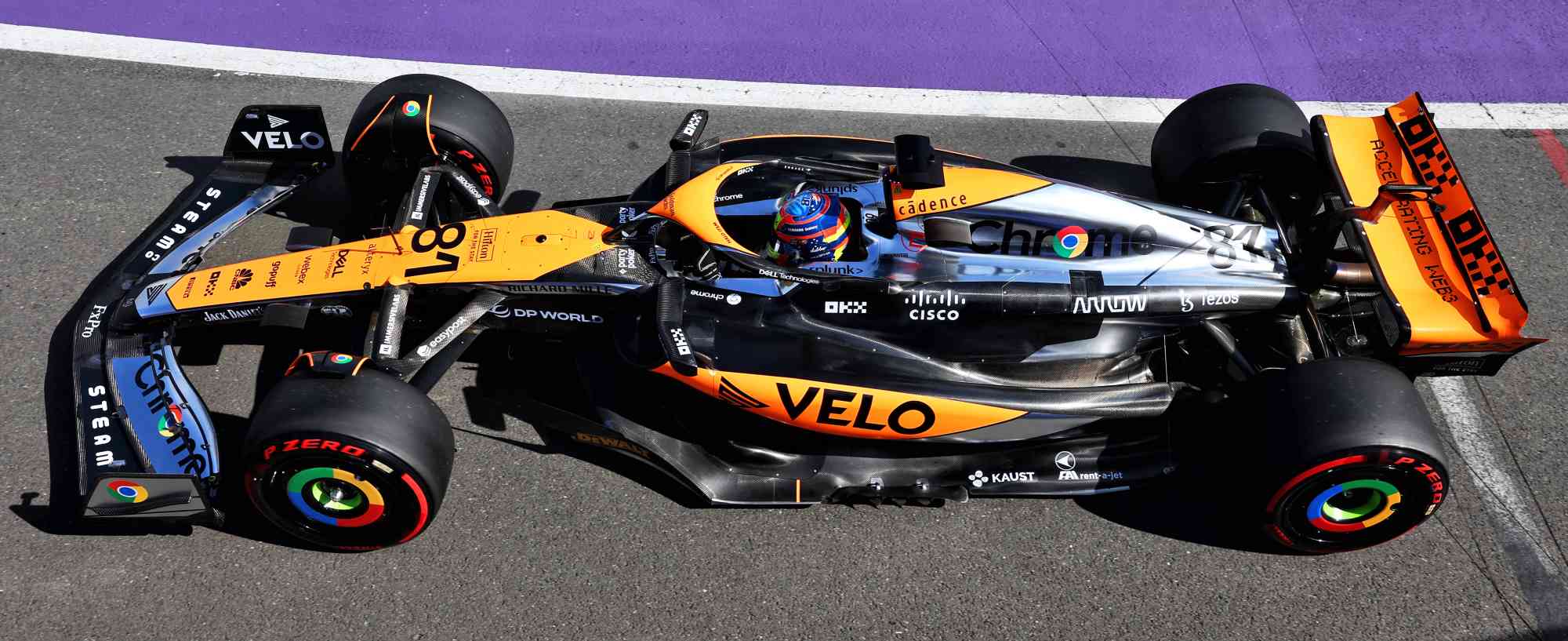 Oscar Piastri dans le cockpit de sa McLaren de Formule 1 sur la piste.