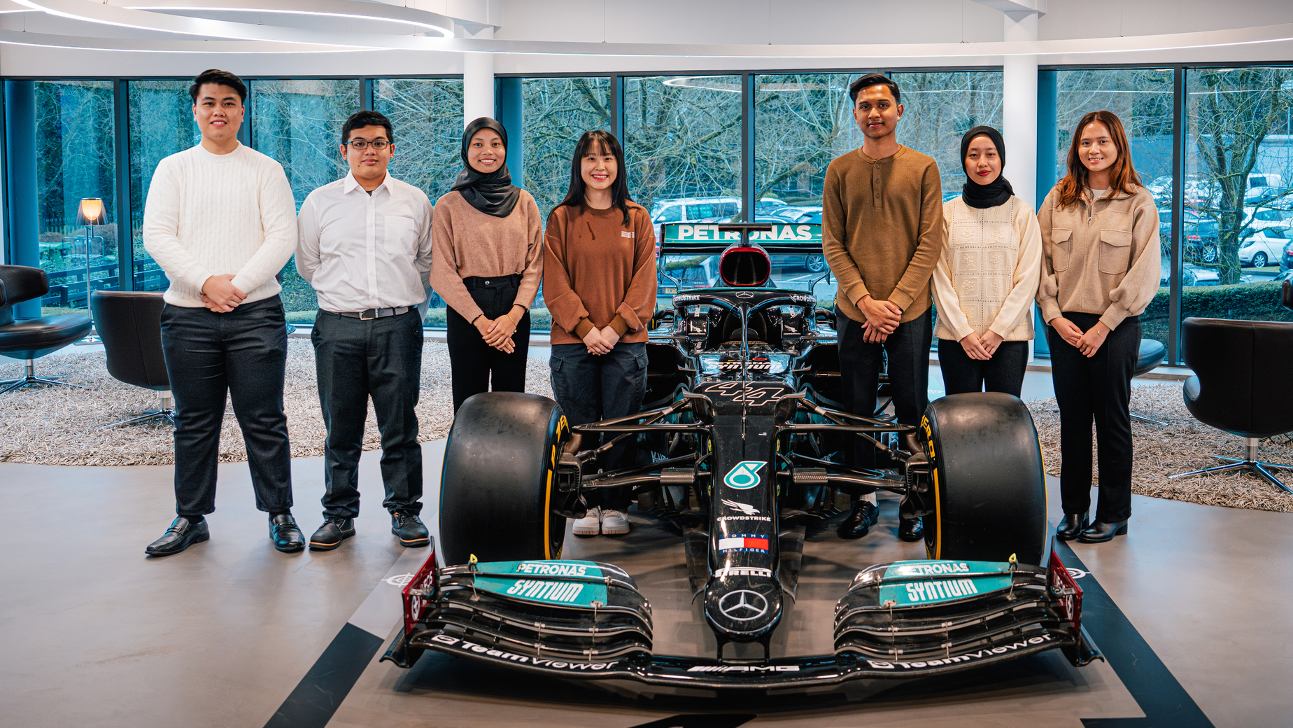 Membres de l'équipe Mercedes F1 en pleine discussion dans le garage, reflétant une tension stratégique.