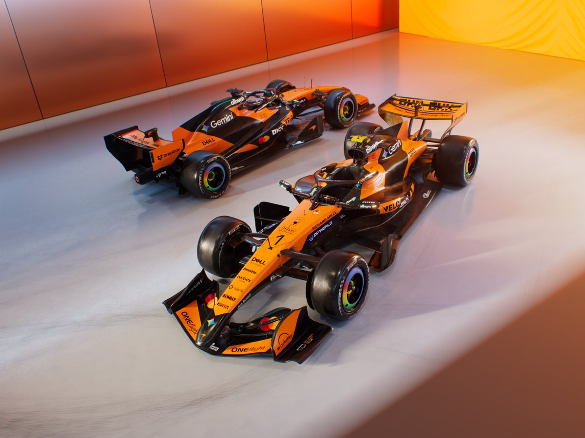Lando Norris dans le cockpit de sa monoplace McLaren F1 2026 sur un circuit de course.