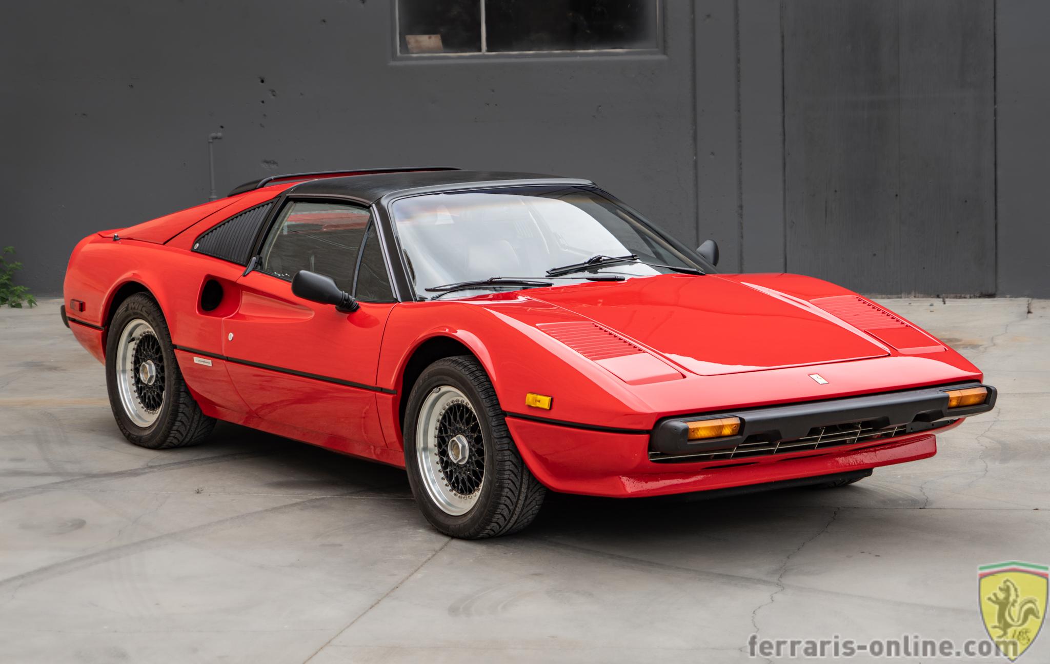 Une Ferrari 308 GTS rouge classique, parfaitement restaurée, garée dans un garage propre.