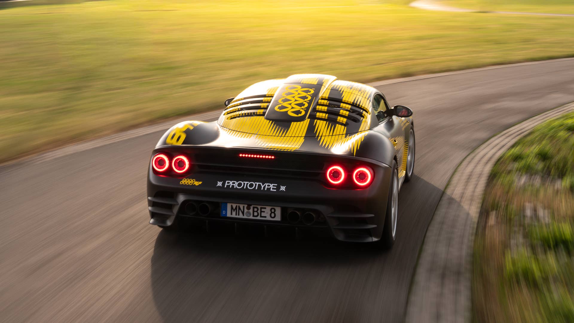 Vue détaillée du moteur de la supercar Ruf, mettant en évidence les turbocompresseurs et le système de refroidissement.