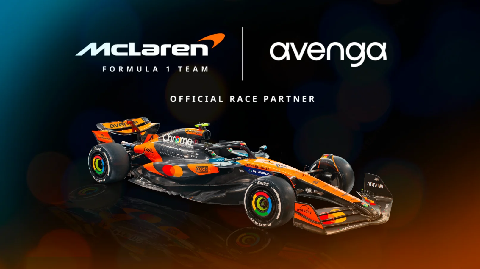 Une voiture de Formule 1 McLaren en course, avec les logos de ses partenaires technologiques visibles sur la carrosserie.