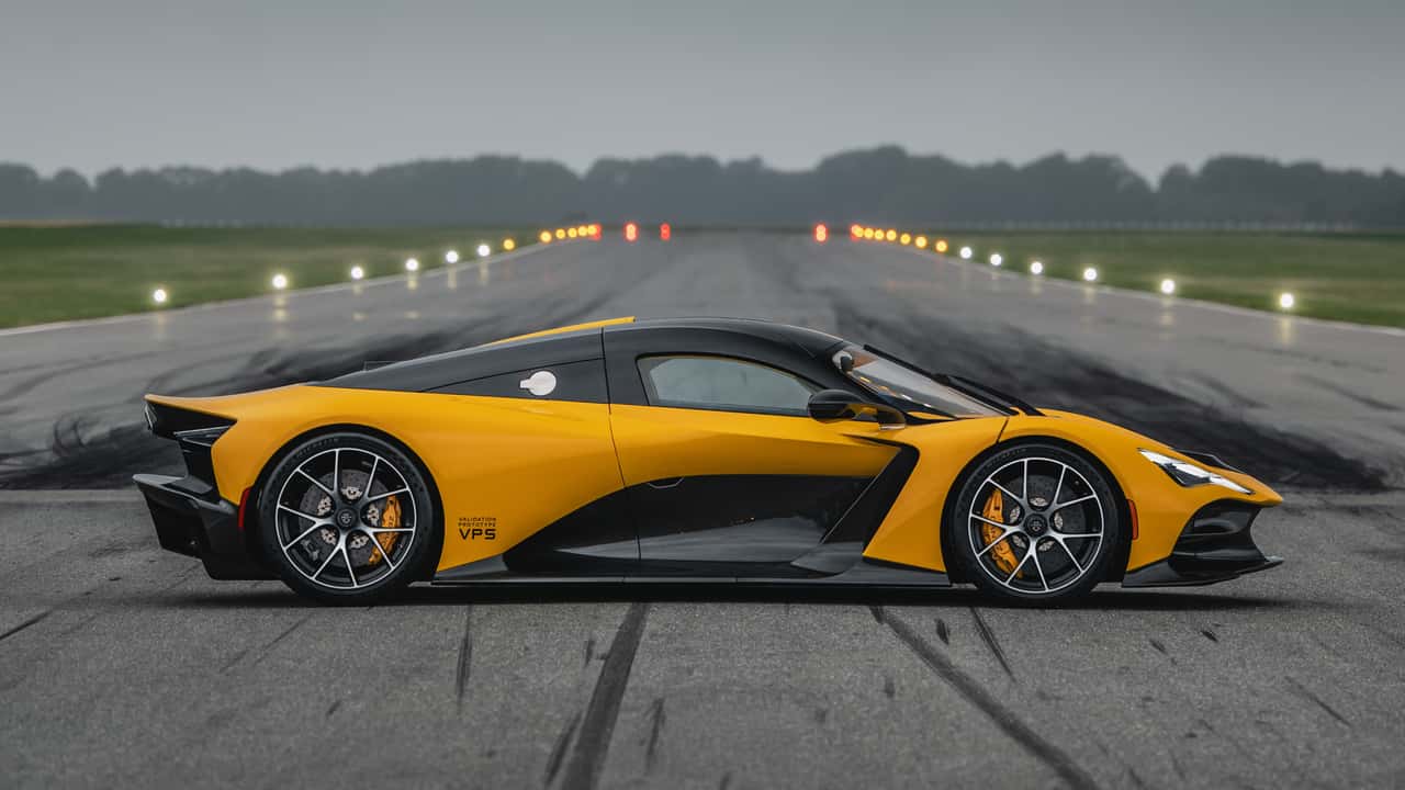 La Zenvo Aurora, une hypercar danoise, en pleine action sur le circuit de Goodwood.