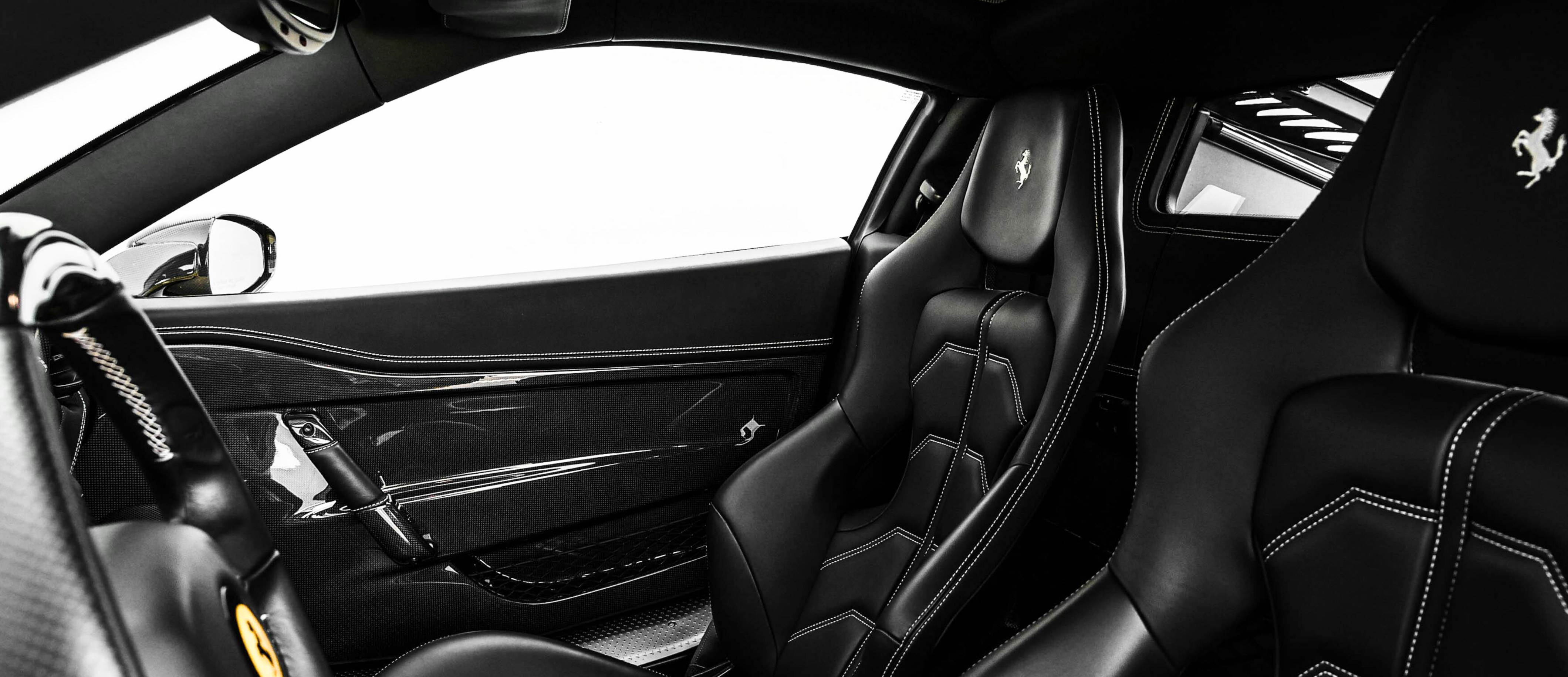 Intérieur d'une supercar de luxe avec des sièges en cuir sur mesure et des garnitures en fibre de carbone.