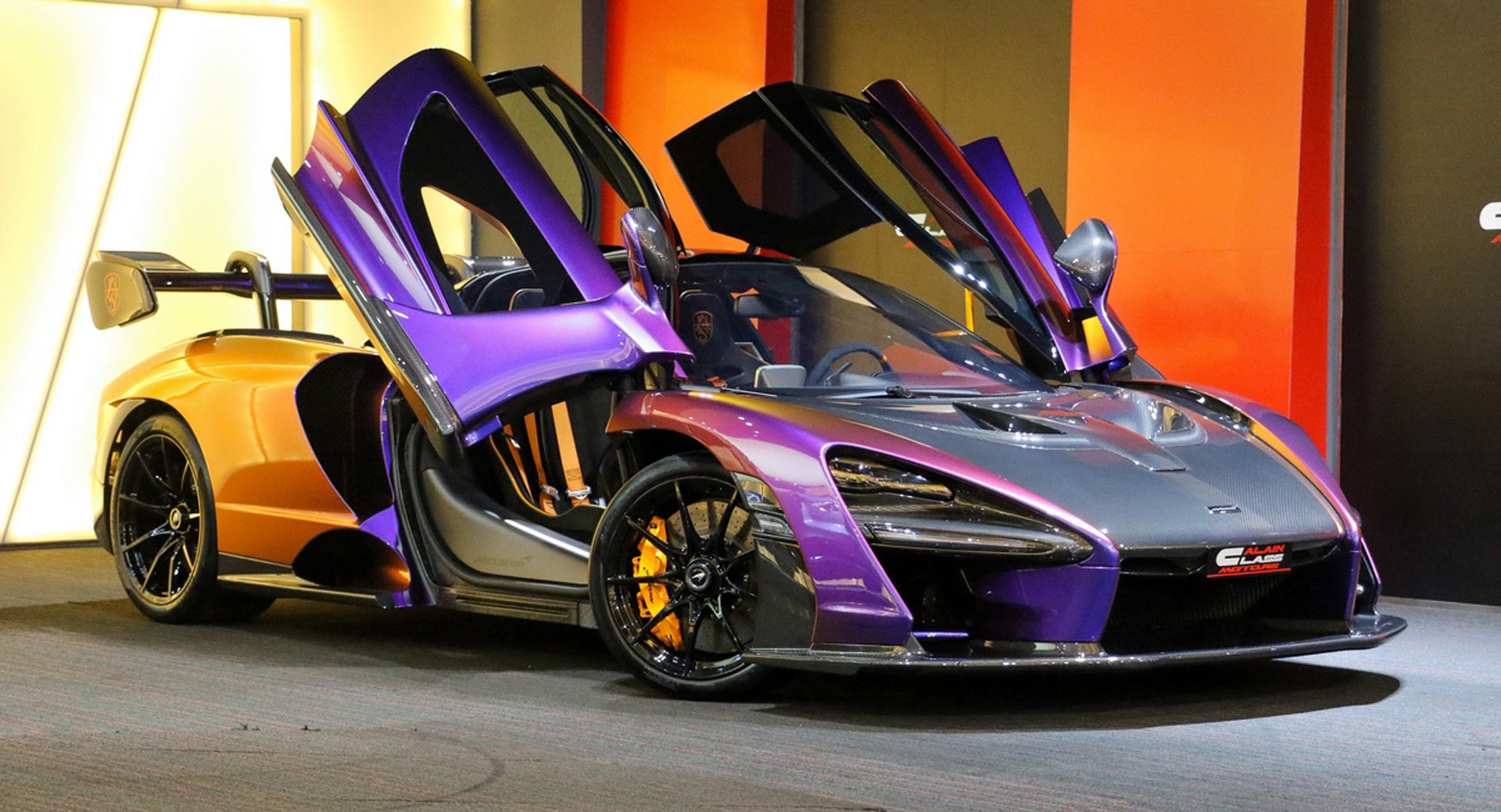 Image d'une supercar avec une peinture bleue personnalisée et des pigments spéciaux, reflétant la lumière dans un showroom.