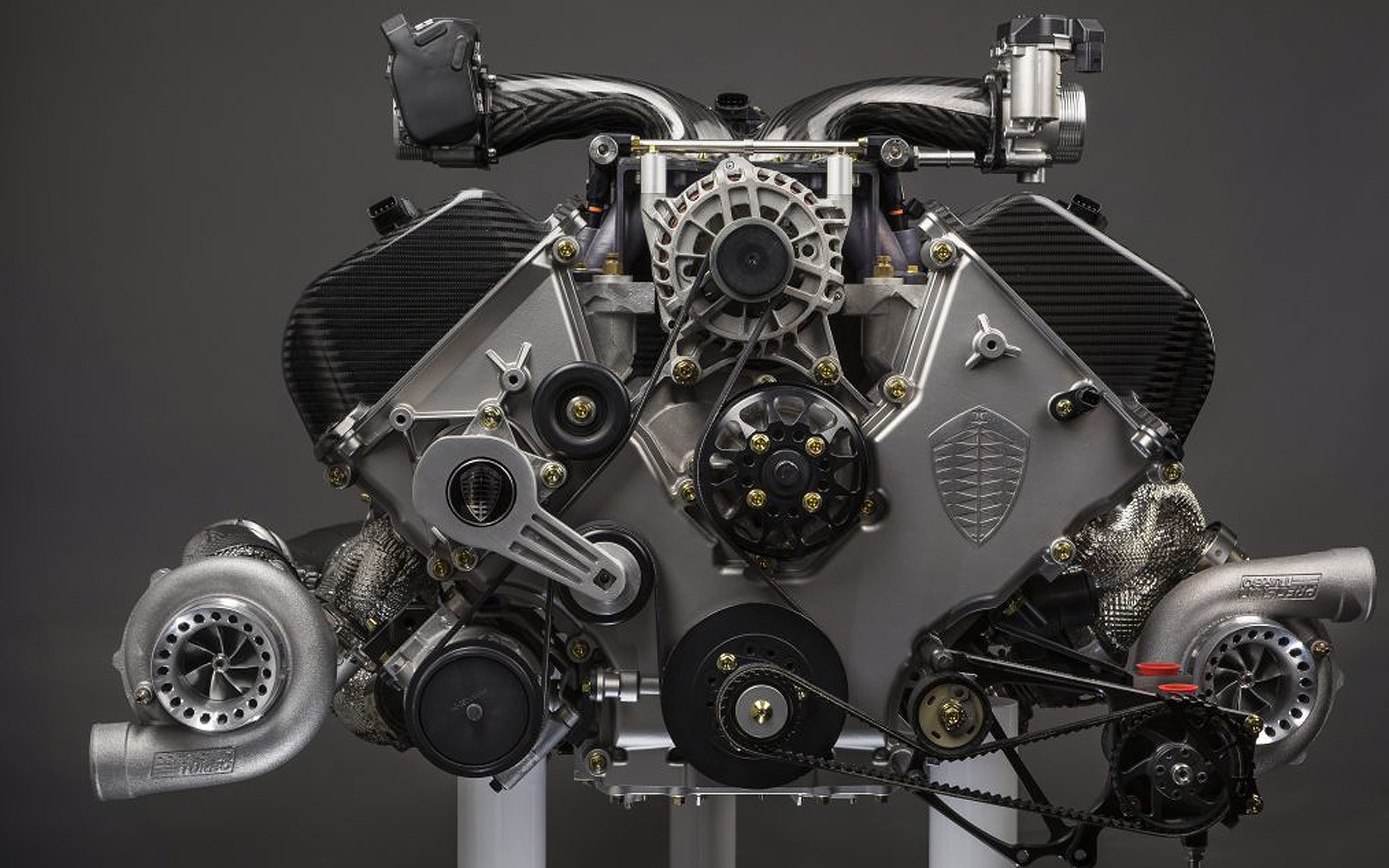 Vue détaillée du moteur V8 biturbo de la Koenigsegg Jesko Absolut, avec ses composants en fibre de carbone et en métal poli.