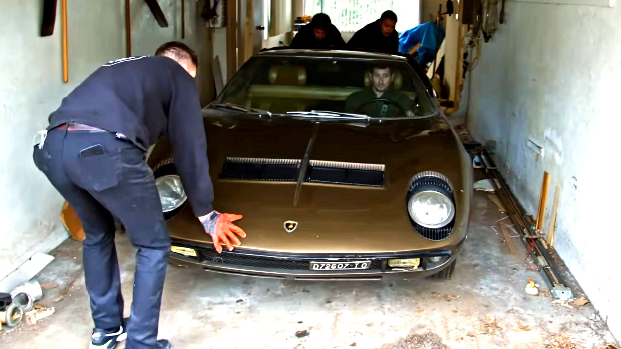 Une Pagani Huayra garée dans un garage chauffé avec un déshumidificateur, couverte d'une housse de protection, symbolisant les soins apportés à une supercar rare en hiver.