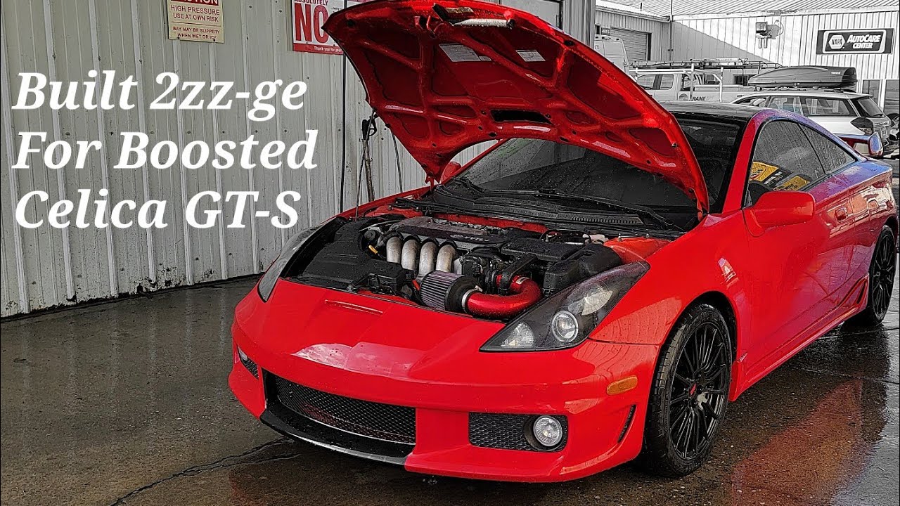 Vue détaillée du compartiment moteur d'une Toyota Celica, montrant un moteur 2ZZ-GE avec un turbocompresseur hybride.