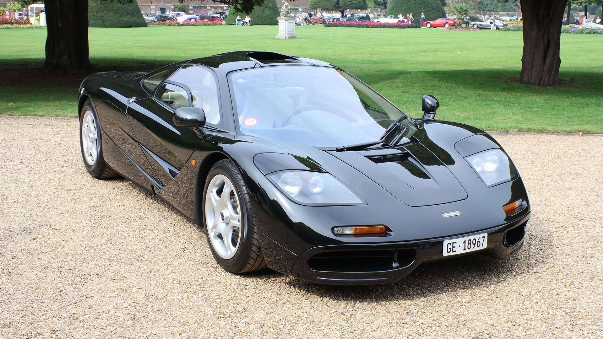 Gordon Murray, le concepteur de la McLaren F1, posant fièrement à côté de la voiture.