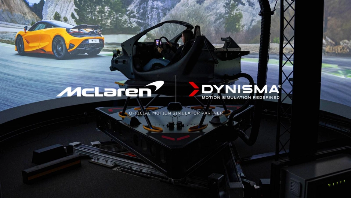 Un simulateur de course futuriste et high-tech avec un châssis de Formule 1 McLaren intégré, dans une installation moderne et faiblement éclairée.