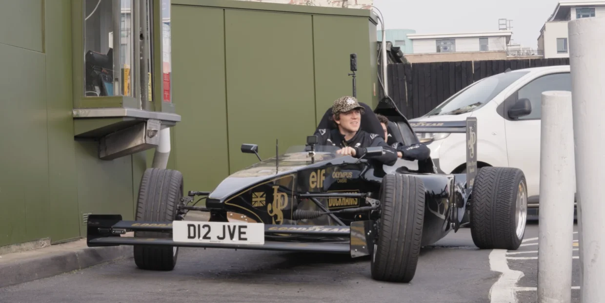 Mécaniciens inspectant une F1 routière avant son utilisation quotidienne, avec des outils et des équipements de diagnostic.