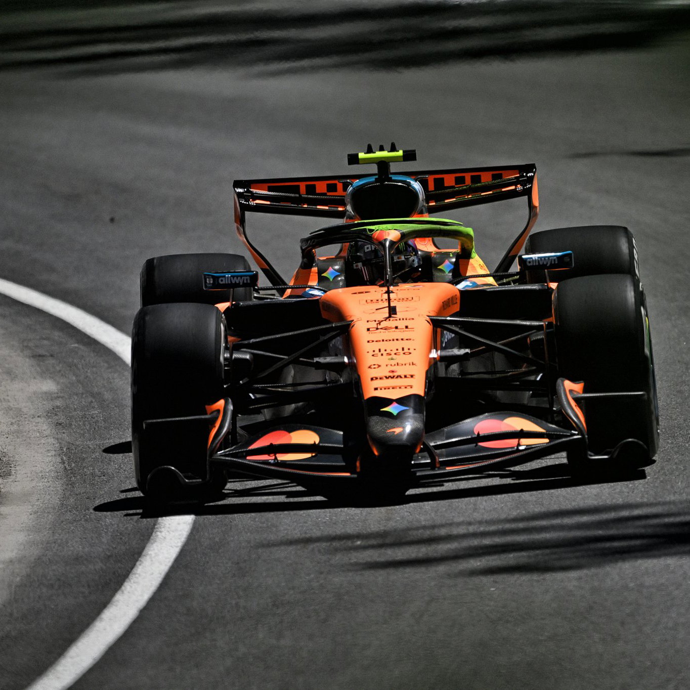 Lando Norris pilote sa McLaren sur le circuit Gilles-Villeneuve au Canada, avec des modifications aérodynamiques visibles sur la monoplace.