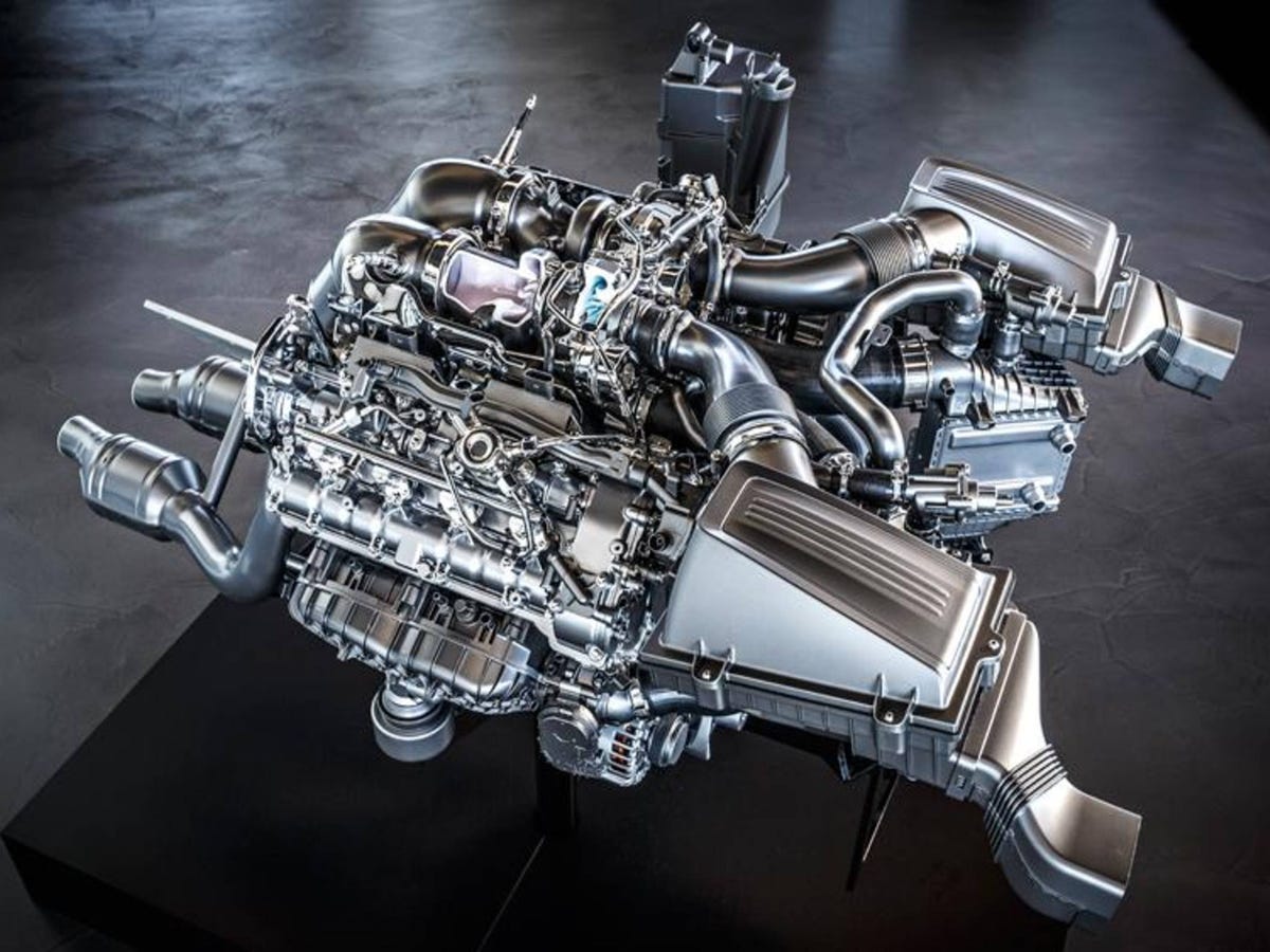 Vue détaillée du moteur V8 biturbo de la Mercedes-AMG GT, mettant en évidence ses turbocompresseurs et la marque AMG.