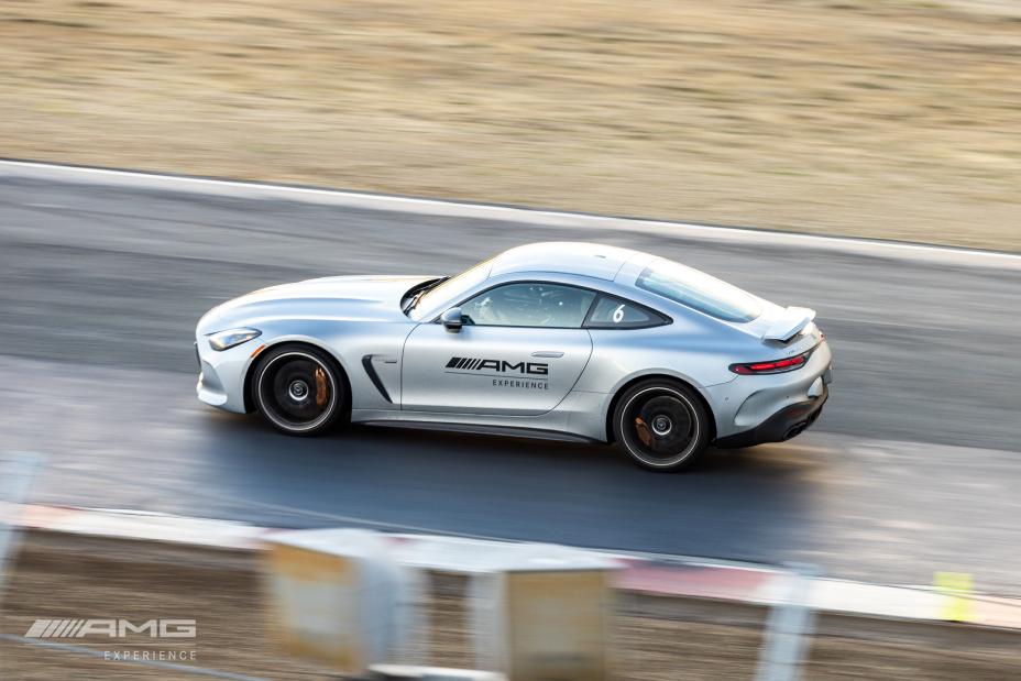 Mercedes-AMG GT roulant à grande vitesse sur une piste de course, mettant en valeur son design sportif.