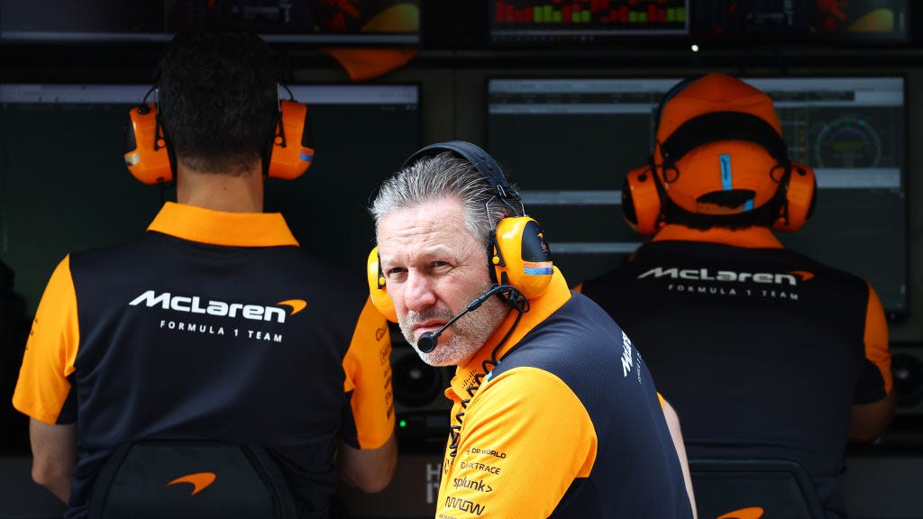Zak Brown, PDG de McLaren Racing, s'exprimant lors d'une conférence de presse sur les alliances en Formule 1.