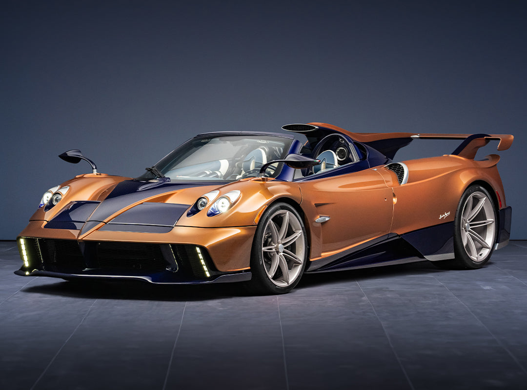 Vue extérieure de la Pagani Huayra 70 Derecho, mettant en évidence ses formes aérodynamiques et ses matériaux légers.