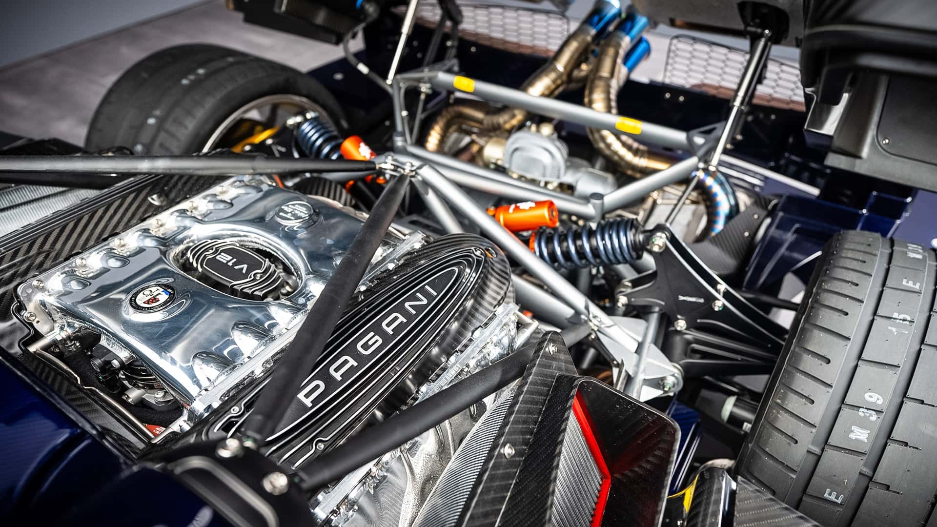 Gros plan sur le moteur V12 de la Pagani Huayra 70 Derecho, montrant ses composants et sa conception sophistiquée.