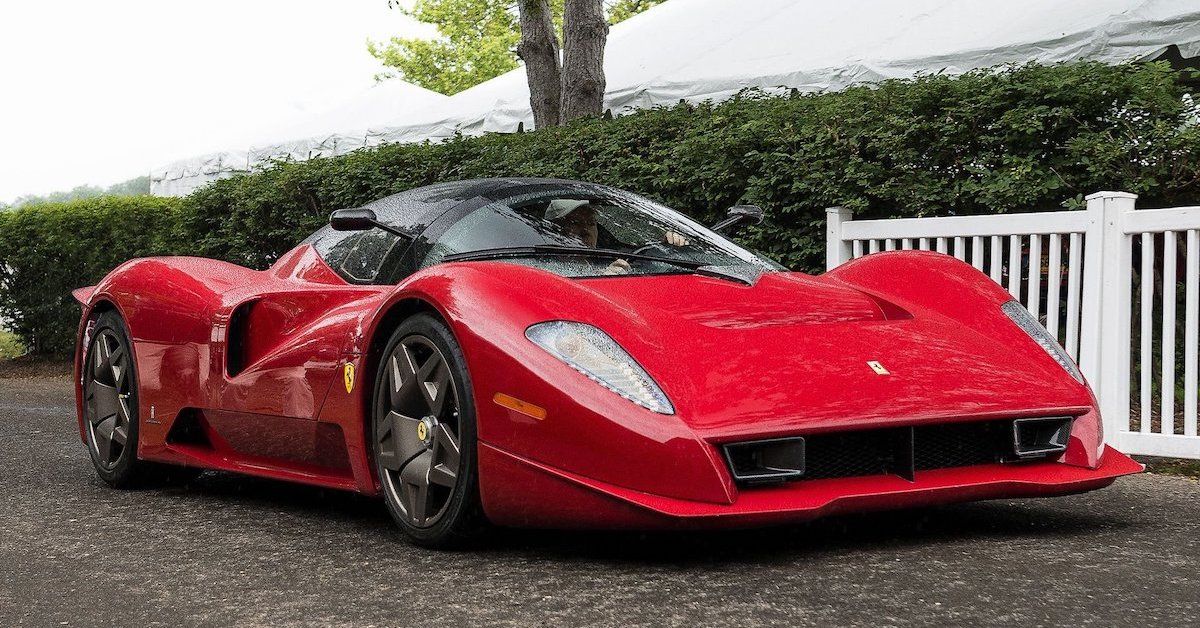 Vue de face de la Ferrari P4/5 by Pininfarina, mettant en évidence ses phares uniques et ses lignes aérodynamiques.