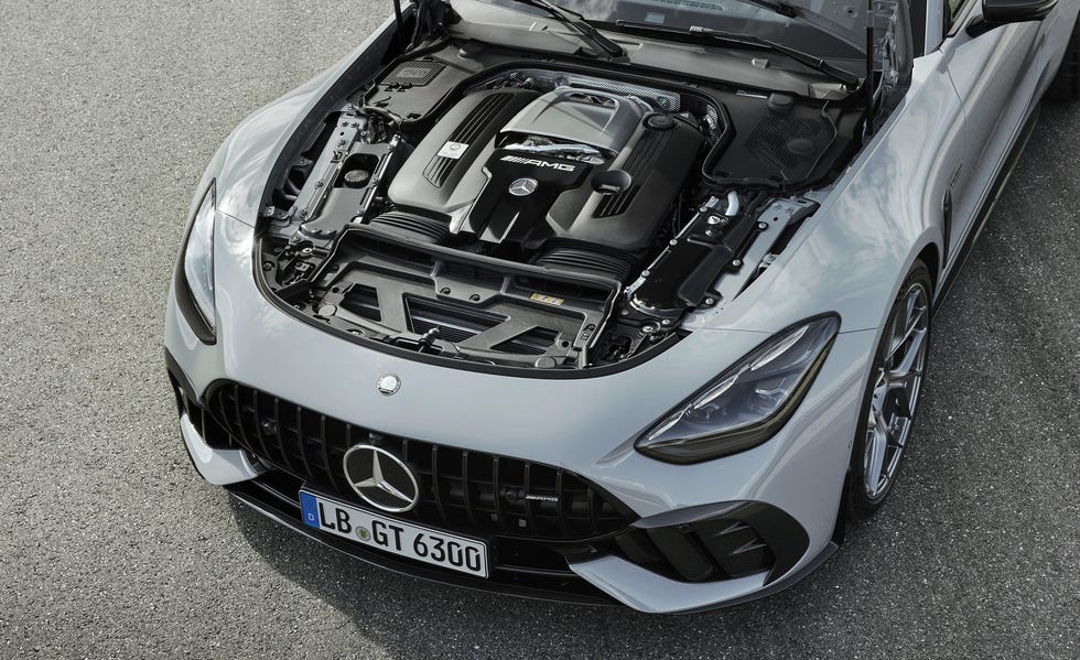 Vue rapprochée du moteur V8 biturbo de 4,0 litres d'une Mercedes-AMG GT 63 Pro, avec ses collecteurs d'admission rouges et ses turbocompresseurs.