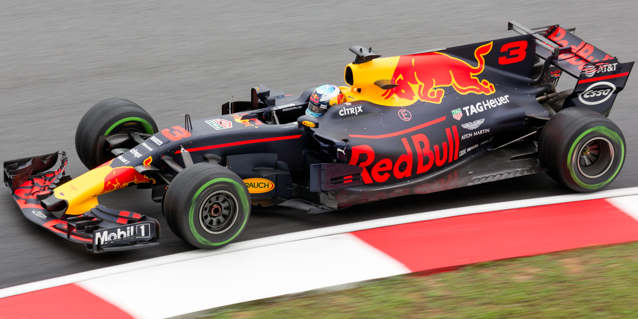 Max Verstappen dans sa monoplace Red Bull en pleine course, concentré sur la piste.