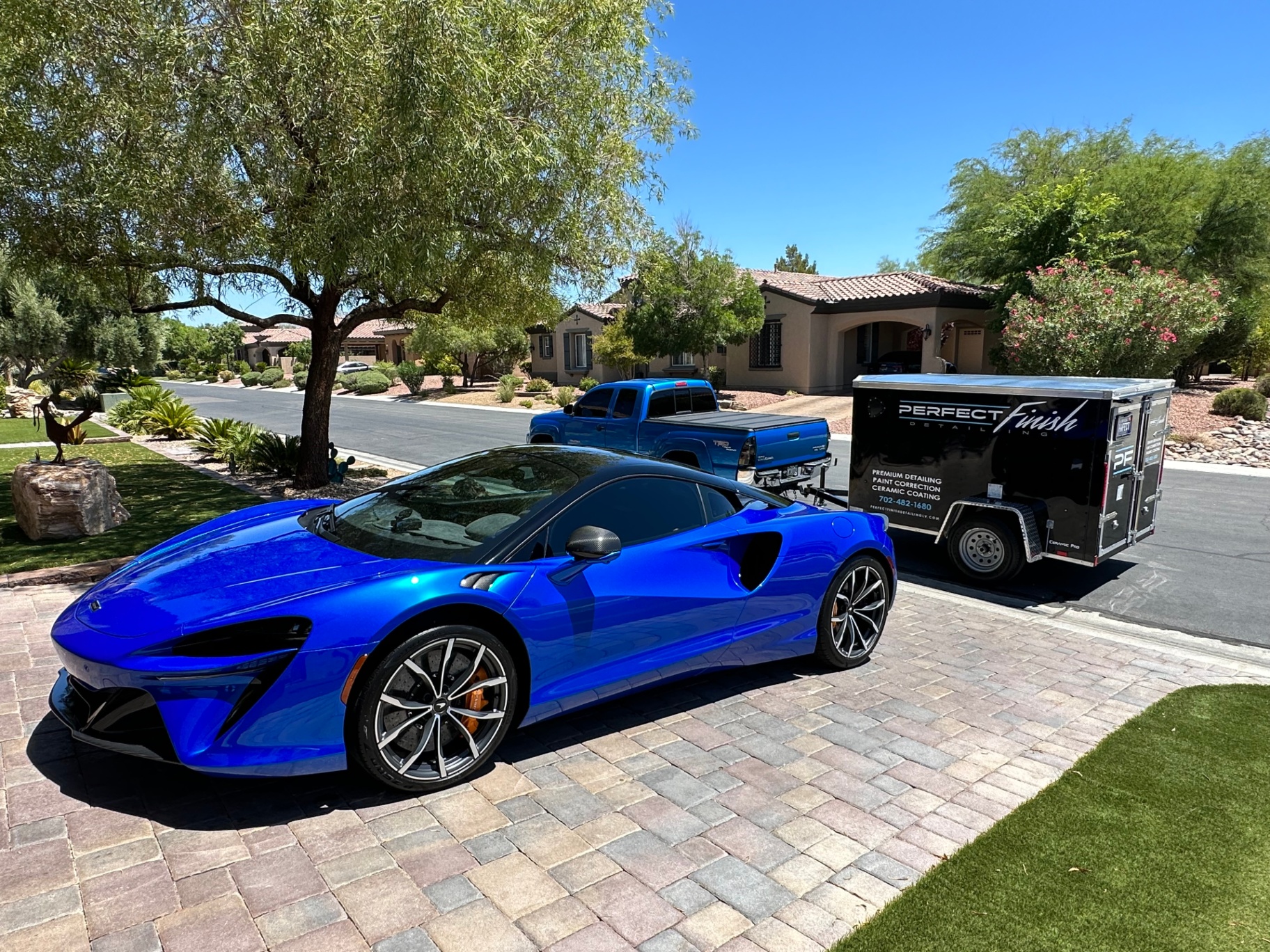 Image d'une supercar en cours de detailing, avec un accent sur la protection de la peinture par un revêtement céramique.