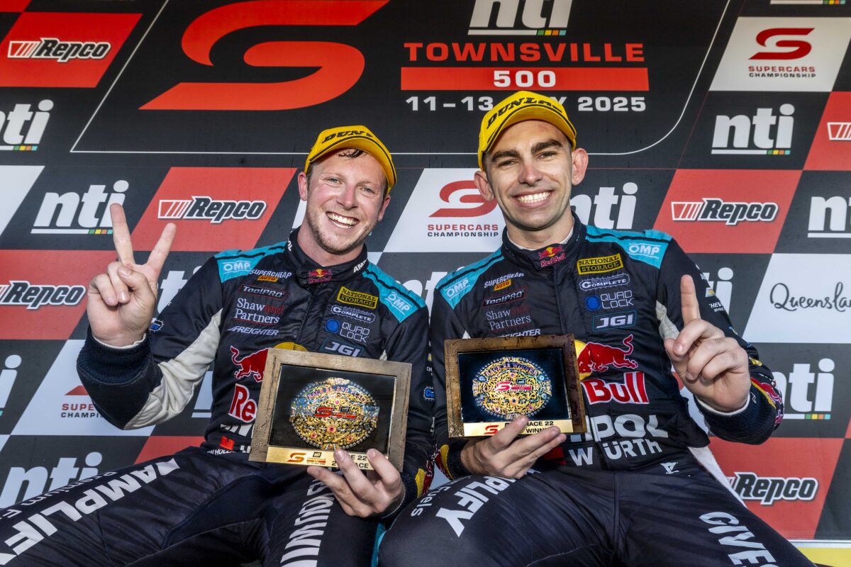 Deux Supercars, l'une pilotée par Will Brown et l'autre par Broc Feeney, en pleine course sur un circuit.