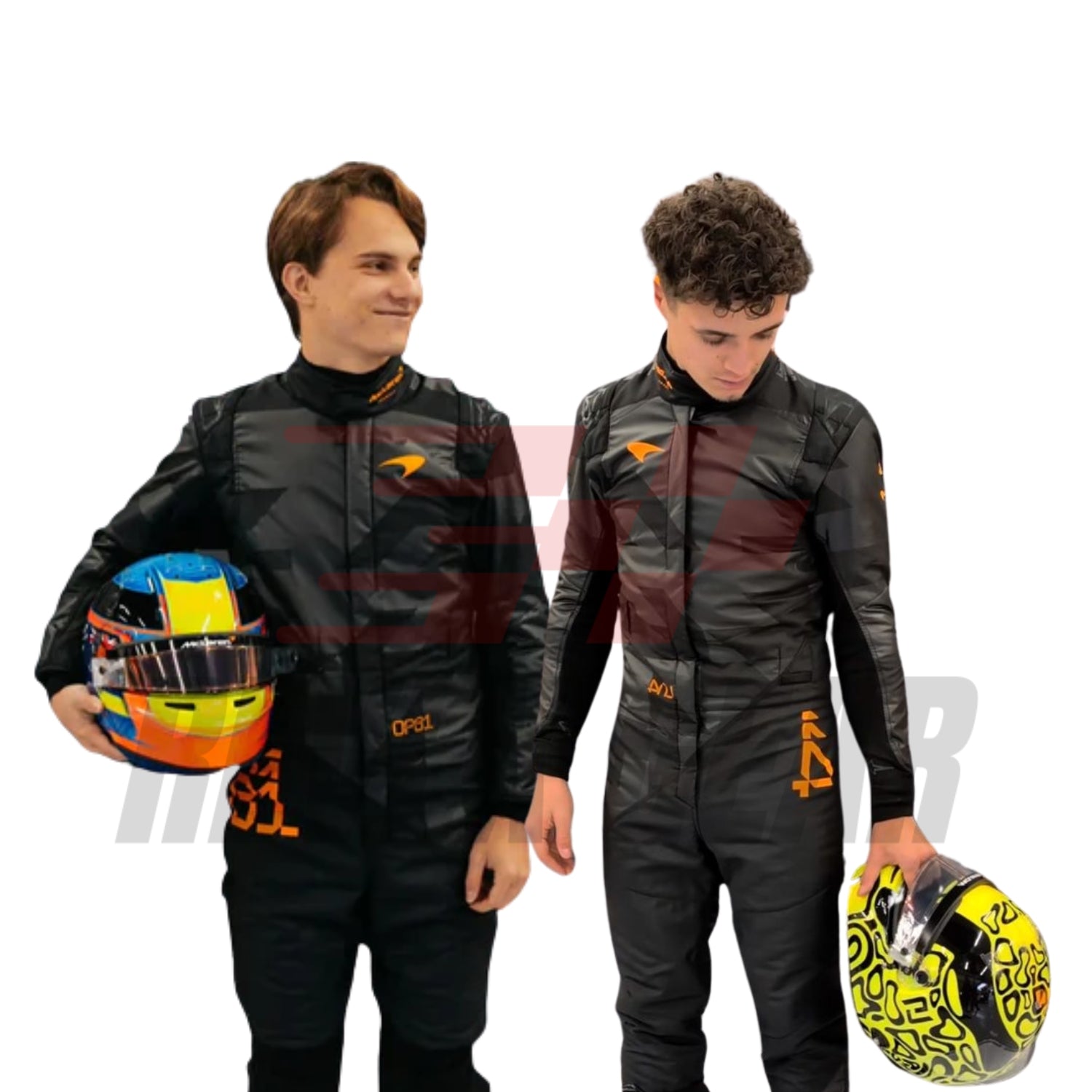 Lando Norris et Oscar Piastri, pilotes McLaren, posant en combinaison de course devant une monoplace de Formule 1.