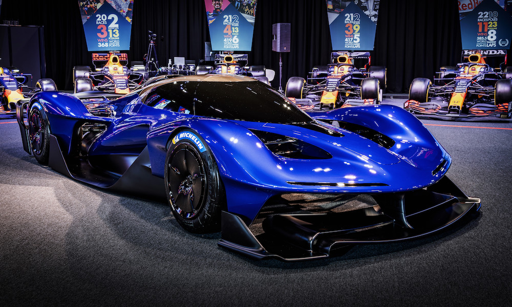 Vue latérale de l'hypercar Red Bull RB17 en mouvement sur une piste, mettant en valeur sa silhouette basse et élancée.