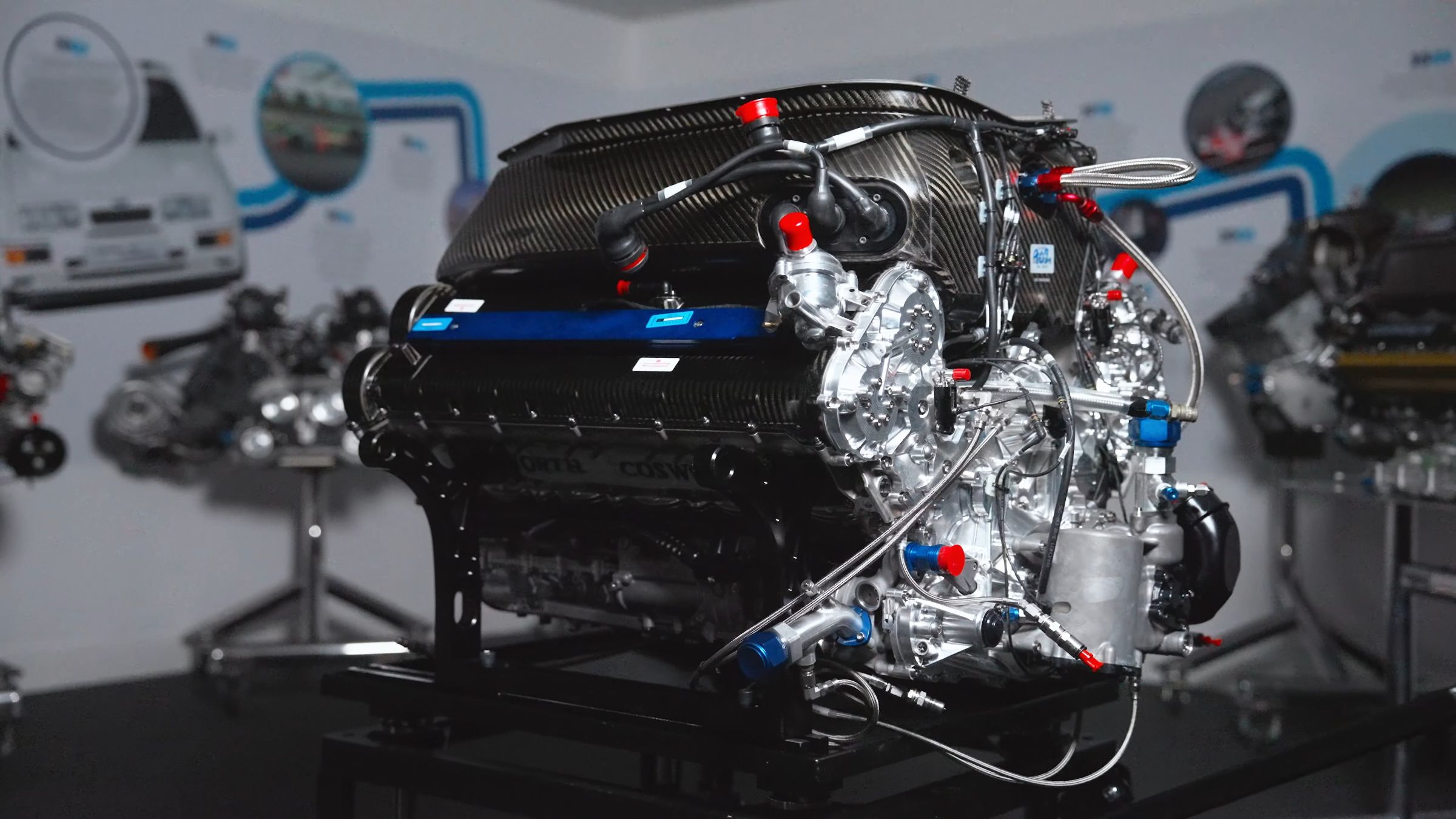 Gros plan sur le moteur V10 atmosphérique de l'hypercar Red Bull RB17, montrant ses composants mécaniques.