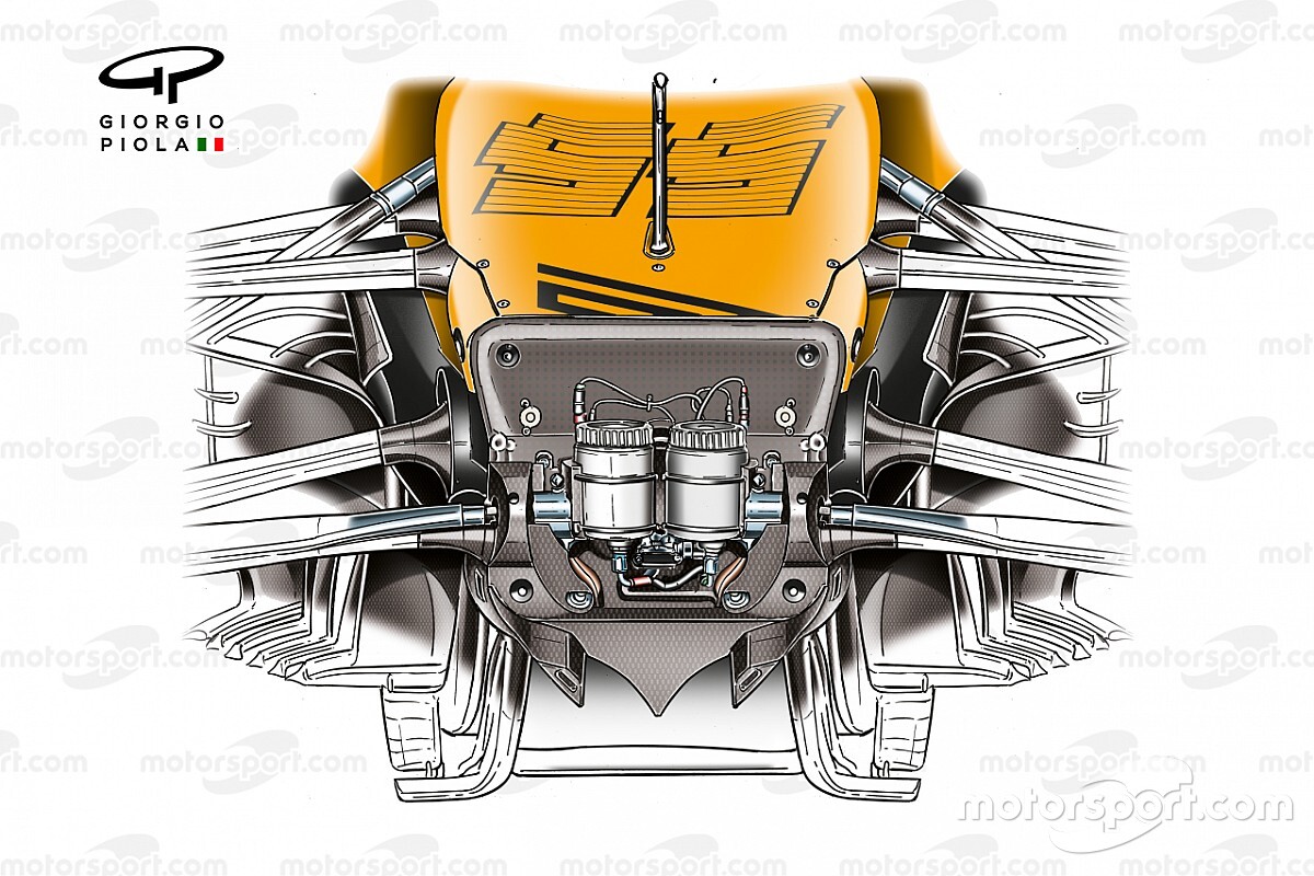 Des ingénieurs en combinaison McLaren examinant attentivement des composants aérodynamiques d'une voiture de Formule 1 dans un garage.