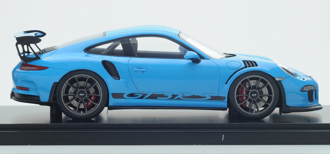 Une maquette détaillée à l'échelle 1/18 d'une Porsche 911 GT3 S/C, avec des détails en fibre de carbone et des jantes en magnésium.