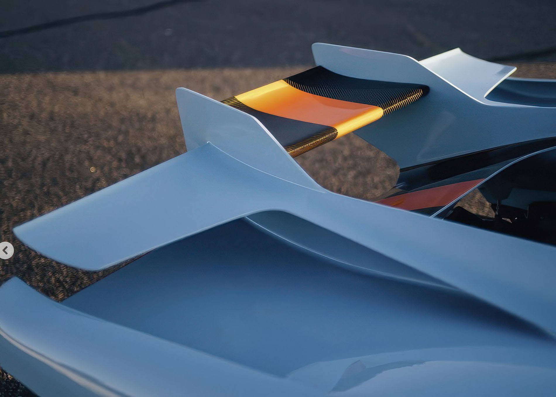 Vue arrière de la Miller Motorcars JC9, accentuant ses lignes sculptées et ses proportions inspirées de la course.