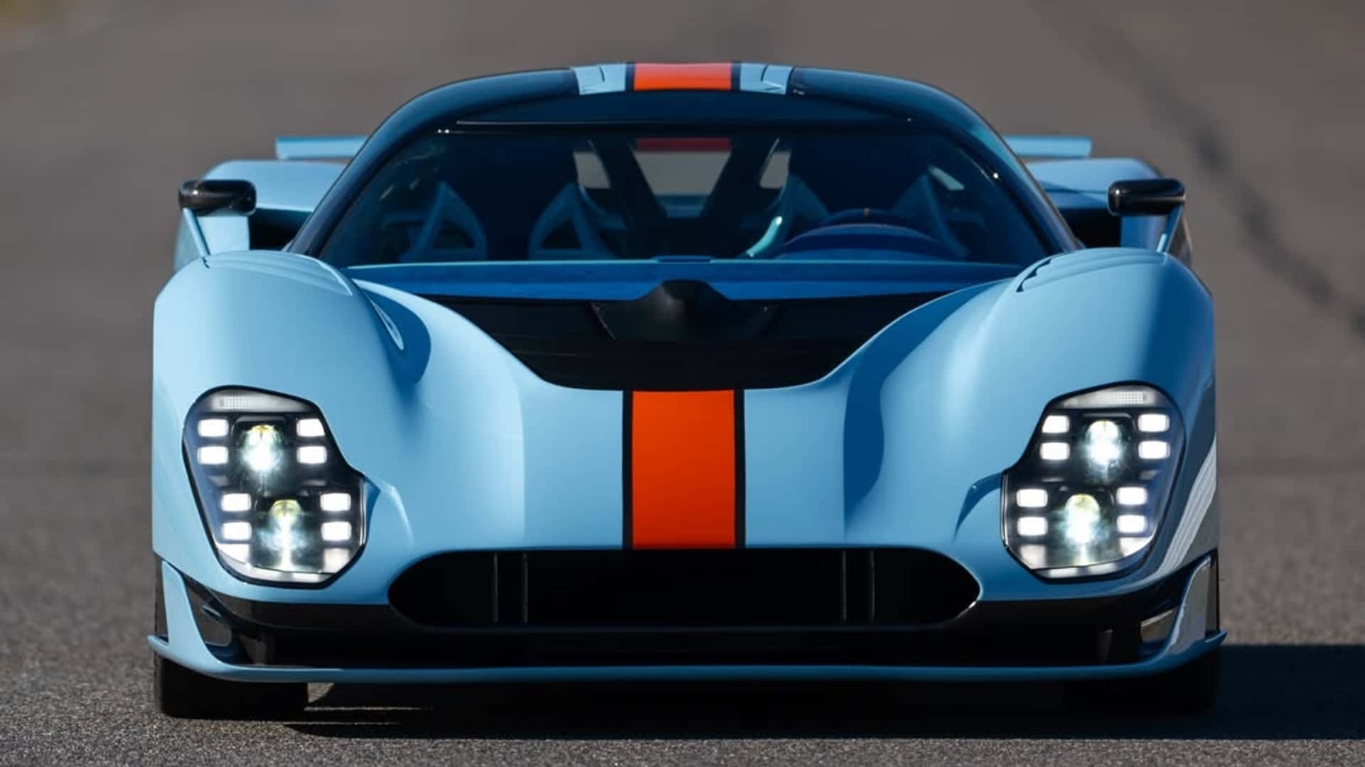 Vue avant de la Miller Motorcars JC9, mettant en évidence son design unique et sa carrosserie en fibre de carbone.