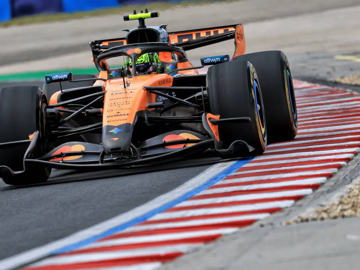 Lando Norris dans la McLaren MCL42, célébrant sa victoire au Grand Prix de Hongrie 2026.