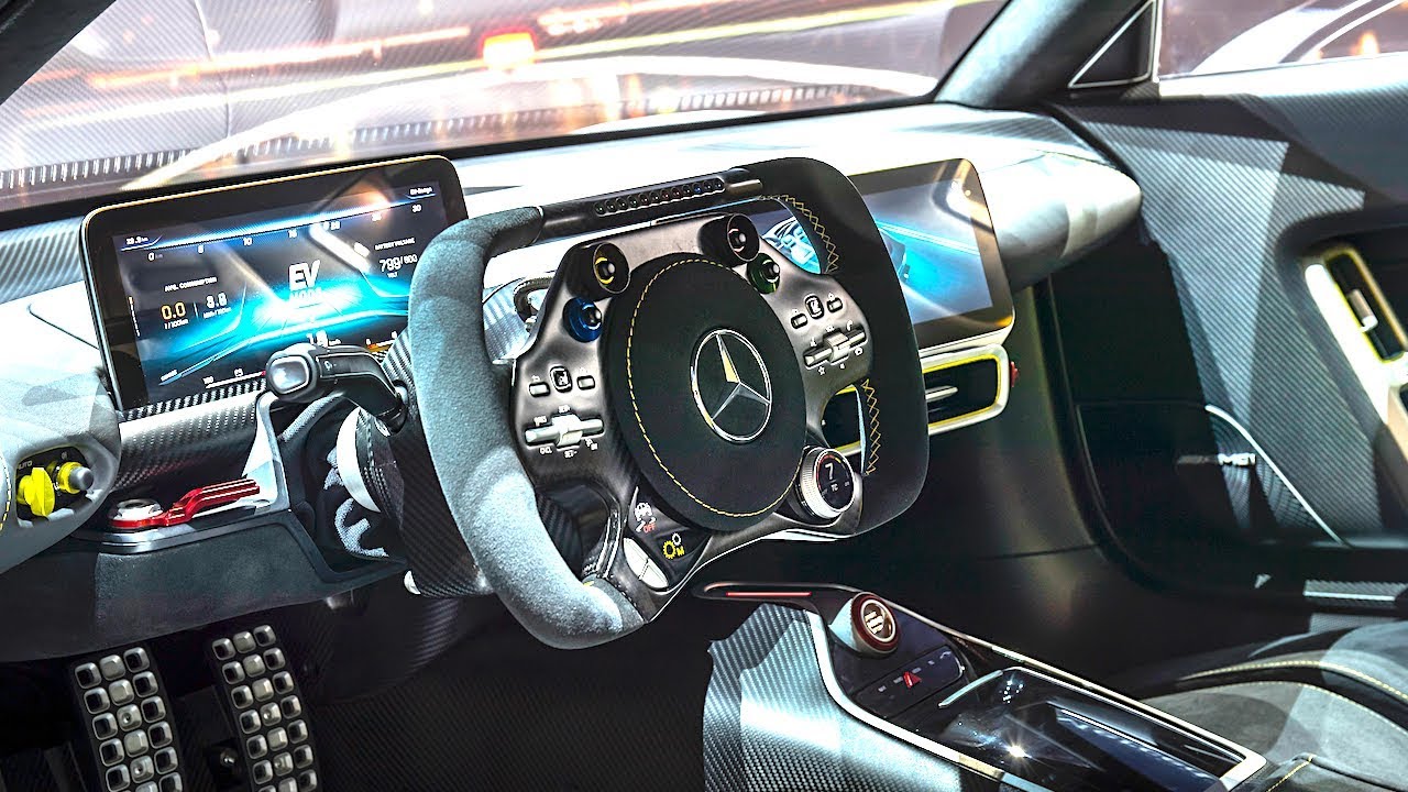 Tableau de bord et volant de la Mercedes-AMG One, montrant l'intérieur luxueux et technologique.