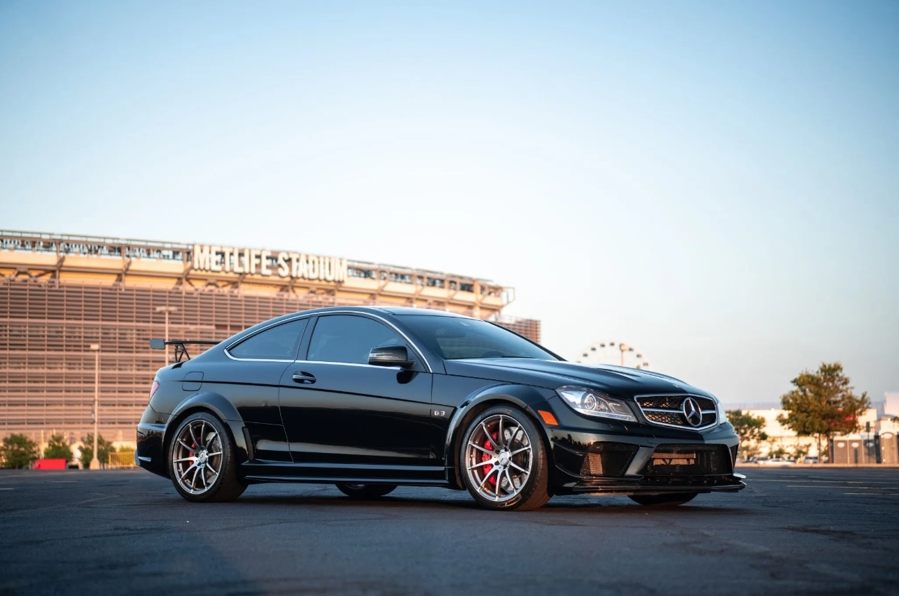 Vue détaillée du moteur V8 atmosphérique de 6,2 litres d'une Mercedes-AMG C 63 W204.