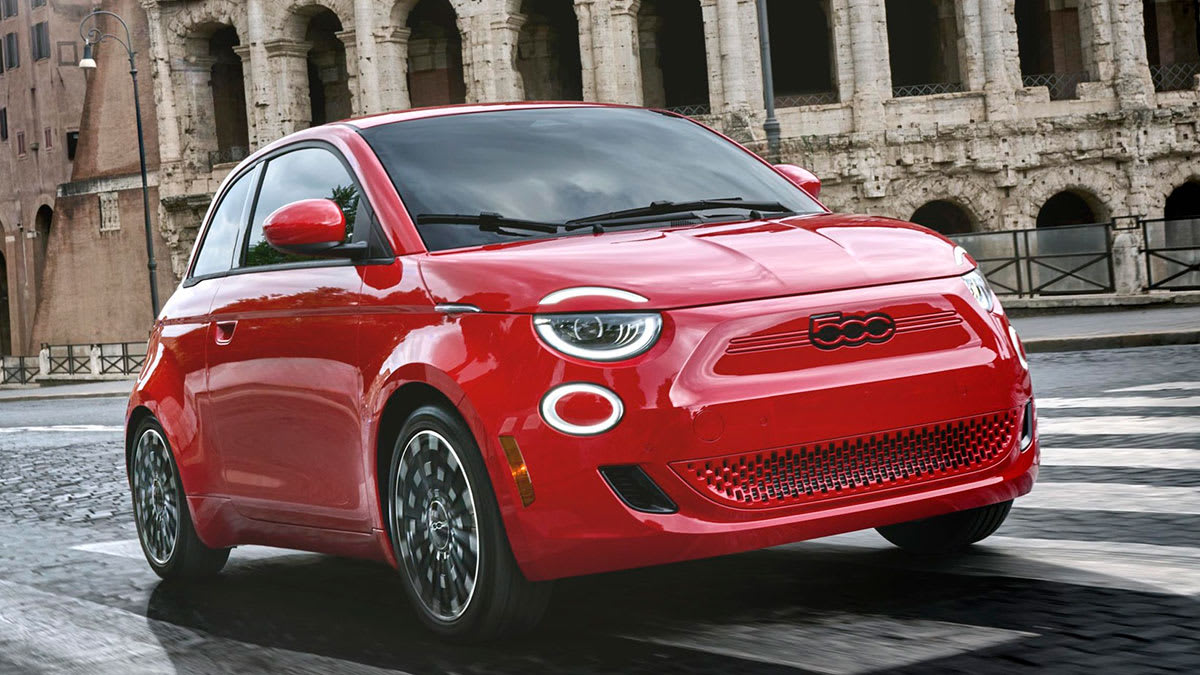 Une Fiat 500e électrique de couleur vive roulant sur une route italienne.