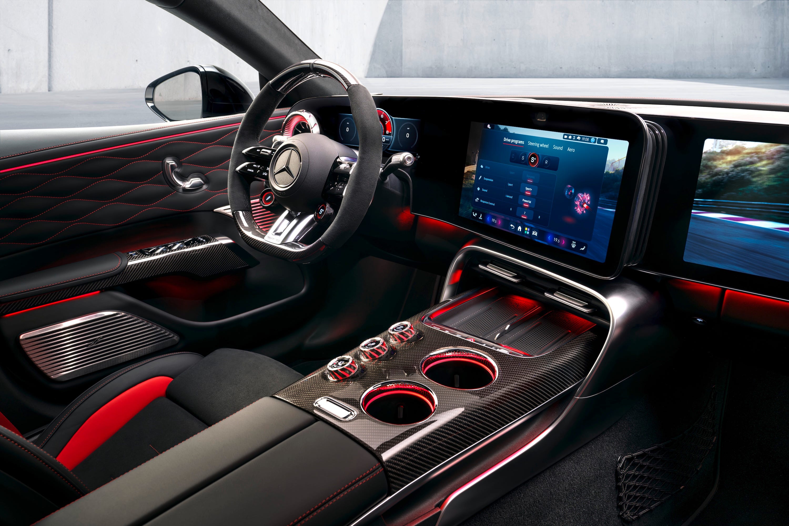 Vue intérieure de l'AMG GT 4 Portes 2027, mettant en avant un design agressif avec du cuir Nappa, du carbone forgé et de l'Alcantara.