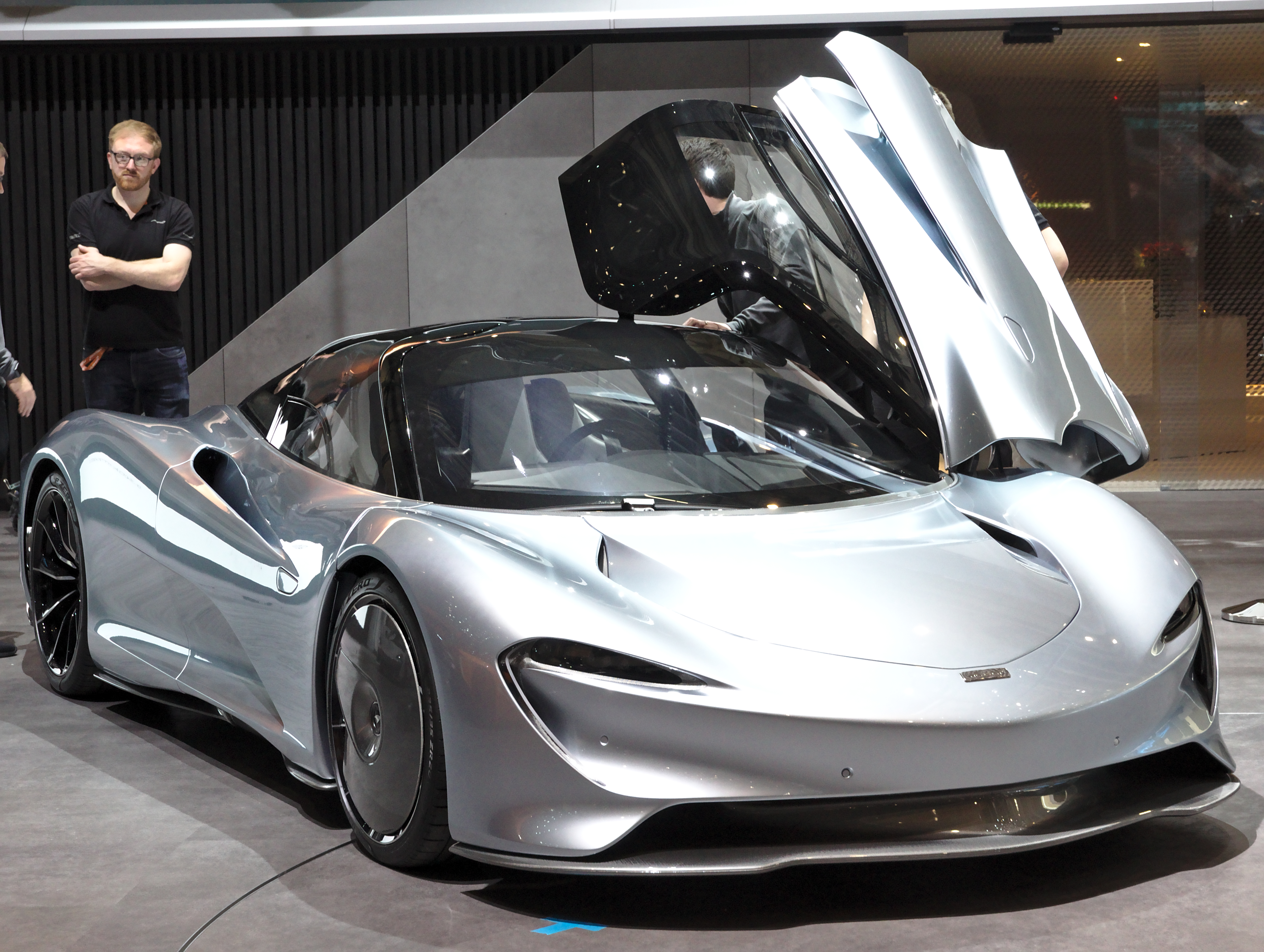 Une McLaren Speedtail argentée, vue de côté, mettant en valeur sa silhouette allongée et futuriste.